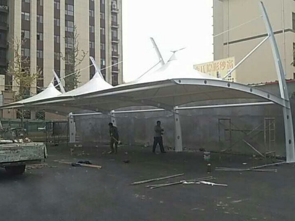 膜结构车棚是如何抗风抗震的